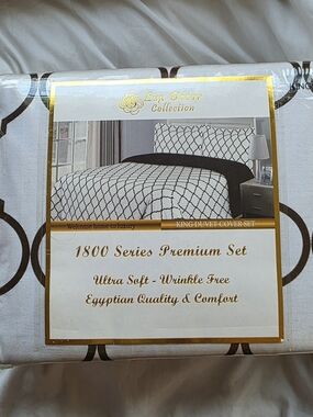 NWT- King 1800 Series Premium Duvet Cover Set - White with Brown Trellis